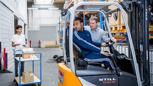 Studenten in actie in loods van het Zadkine College in Rotterdam, ze leren hier hoe te werken in een magazijn. Foto: Frank de Roo