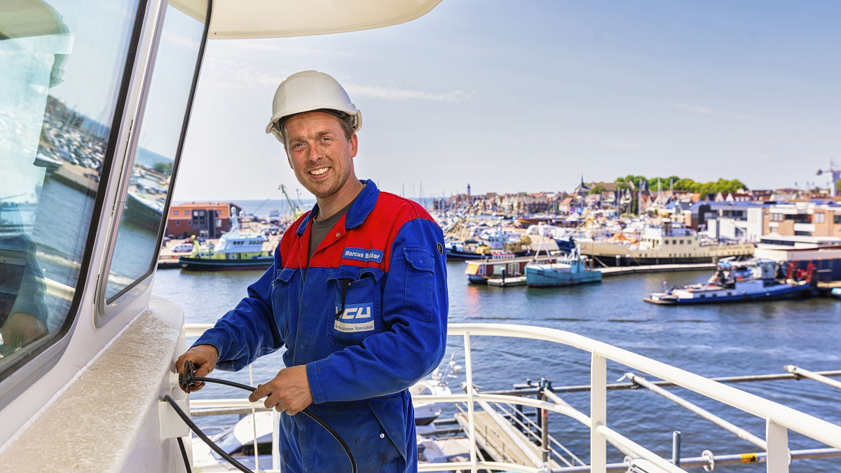 medewerker op schip