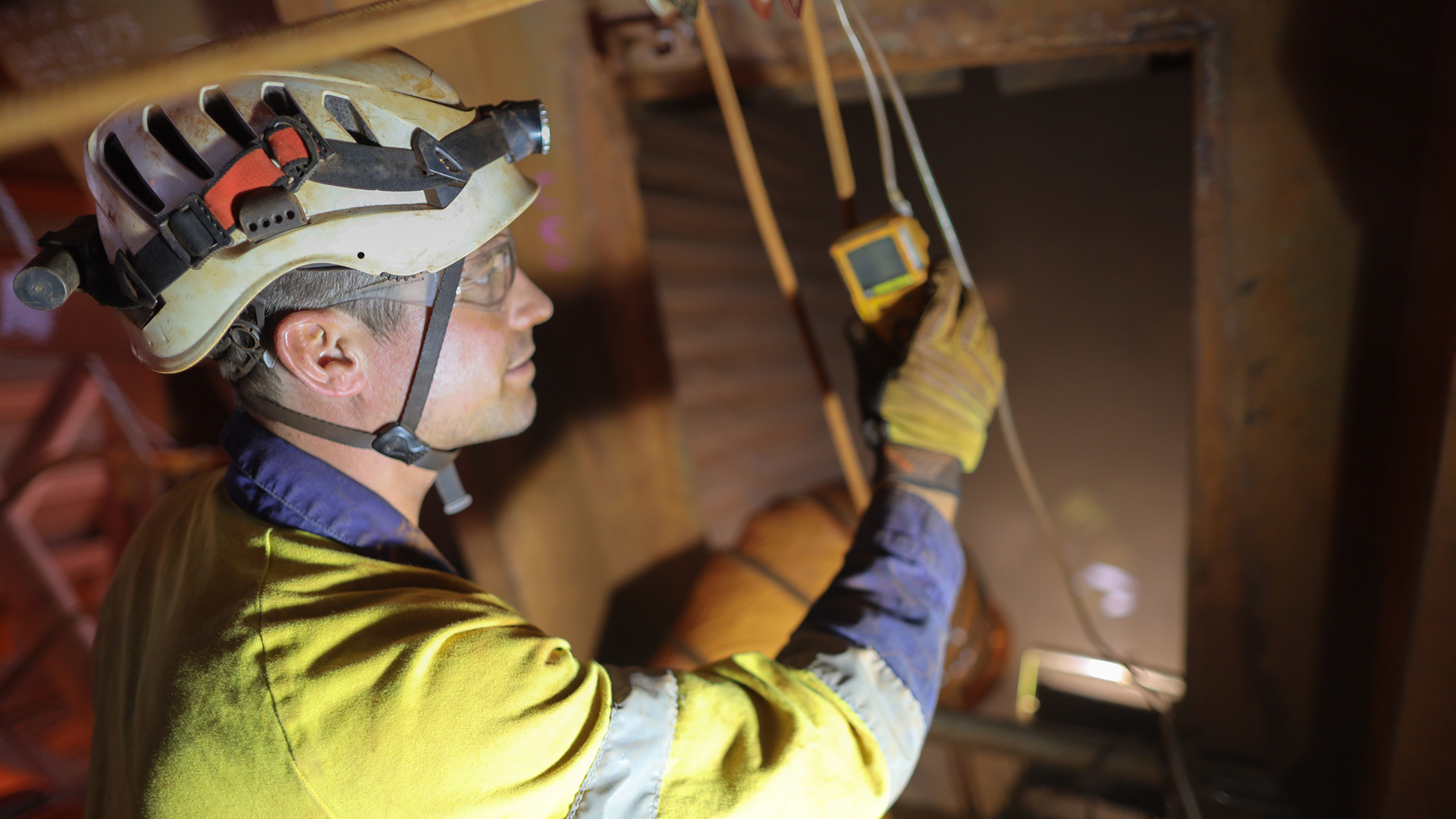 Inspecteur voert met atmosfeerdetector testen uit