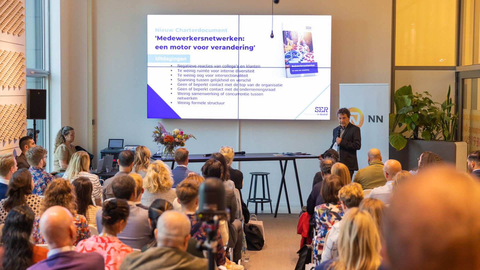 Leo Euser (SER Diversiteit in Bedrijf) met deelnemers tijdens de workshop ‘Medewerkersnetwerken: Do’s en Don’ts