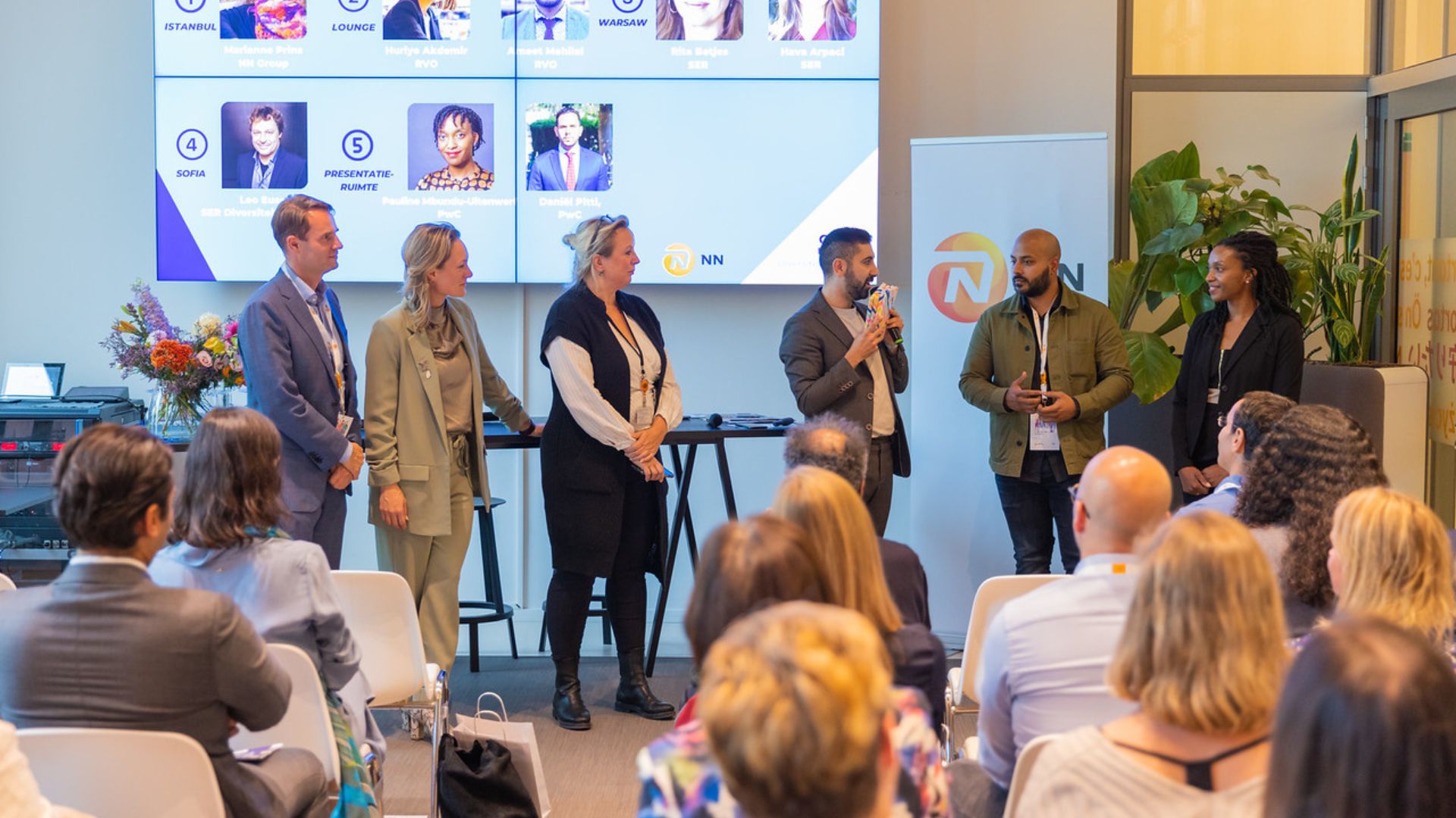  Hussein Adam Dia (R) met sprekers. V.l.n.r. Maurice Piek, Monique Pennings, Petra Berkhoff, Ameet Mehilal, Pauline Mbundu-Uitenwerf