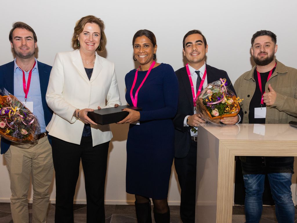 Groepsfoto winnaars en genomineerden Award Diversiteit in Bedrijf 2022. Van links naar rechts: Stefan Twigt, minister Karien van Gennip, Patritia Pahladsingh, Derk Kappelle, Haris Trnjanin