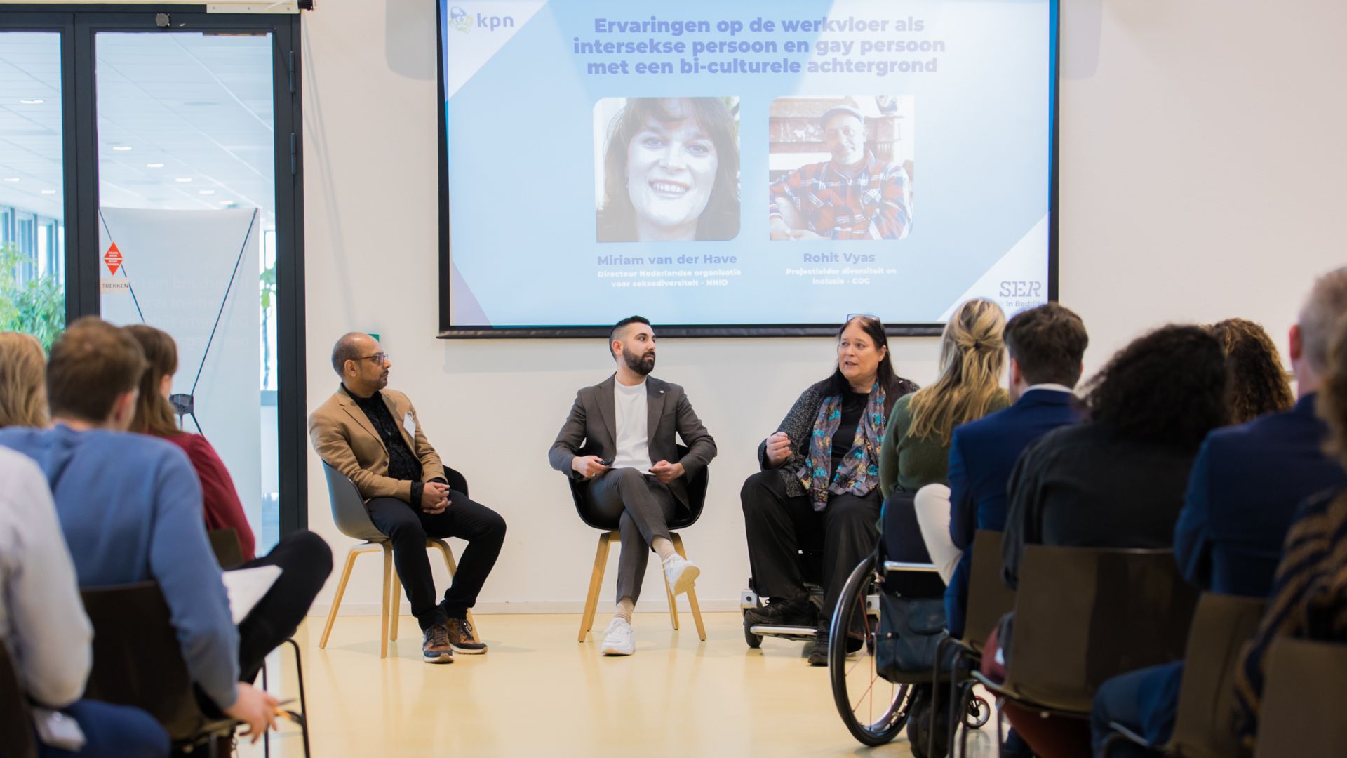 Rohit Vyas (COC Nederland), Hussein Adam Dia (SER Diversiteit in Bedrijf) en Miriam van der Have (NNID) tijdens de charterbijeenkomst lhbti+