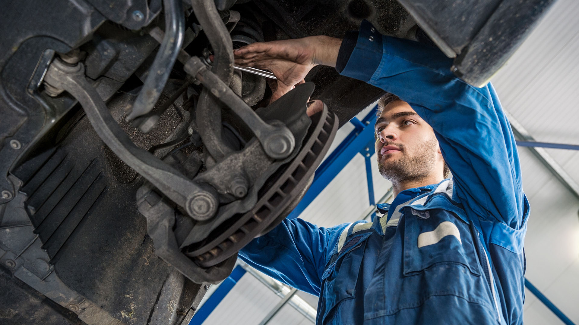 Monteur reparatie ophanging auto in garage