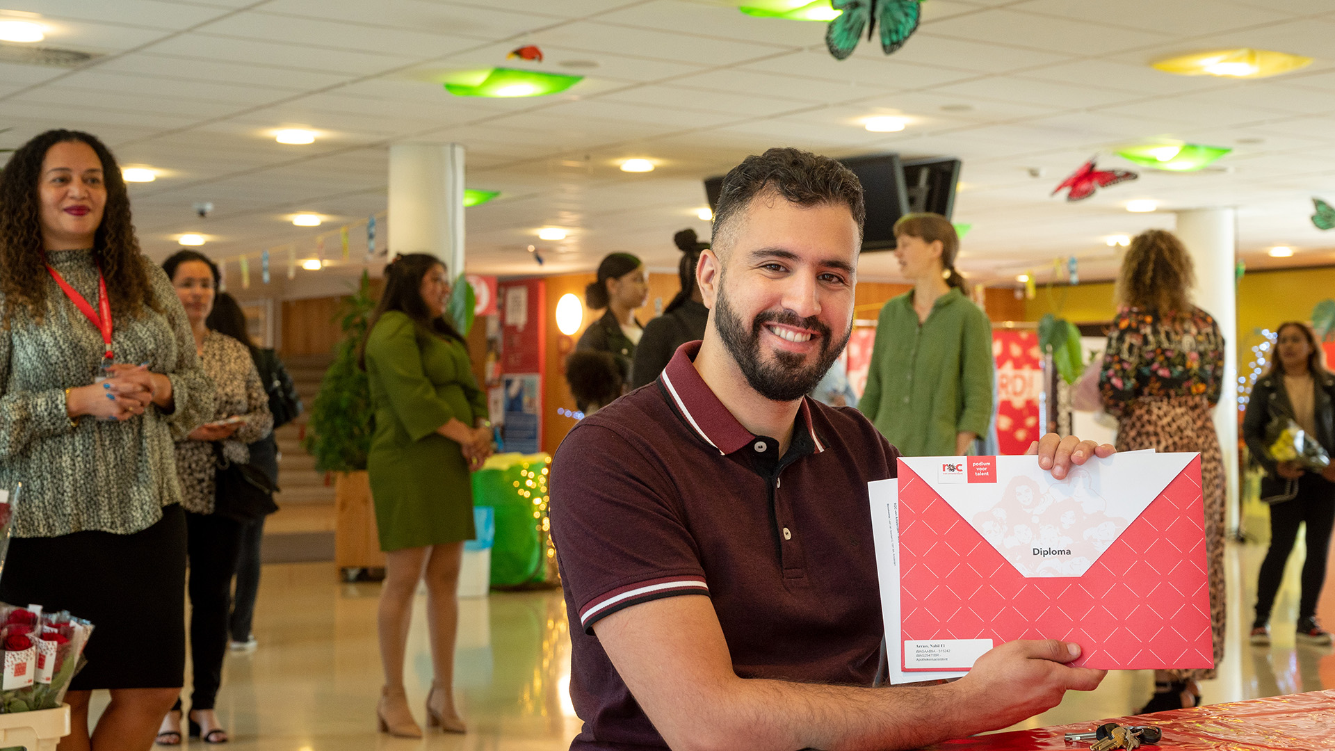 Nabil El Arras, deelnemer zij-instroomtraject apothekersassistenten House of Skills, ontvangt zijn diploma.