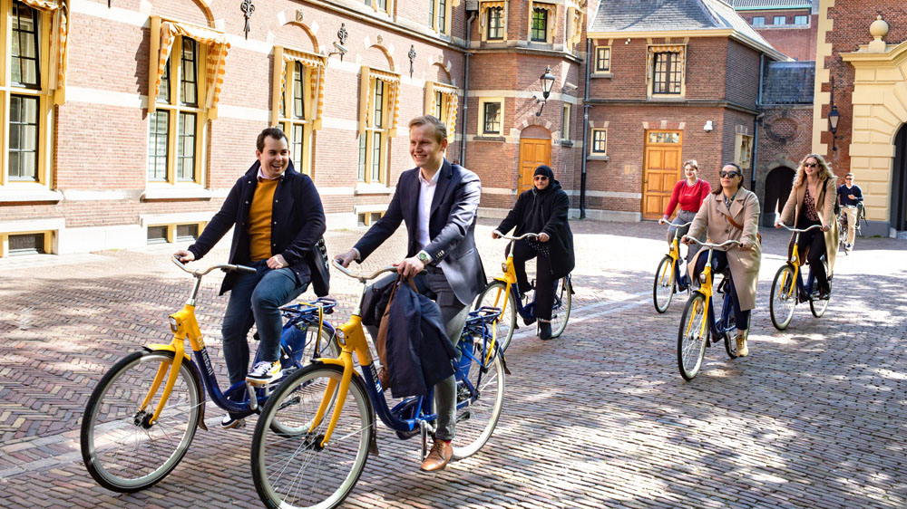 Vertegenwoordigers van jongerenorganisaties in 2021 onderweg naar informateur Mariëtte Hamer. Dat jongeren mochten aanschuiven, was een primeur.