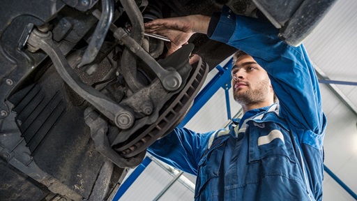 automonteur aan het werk