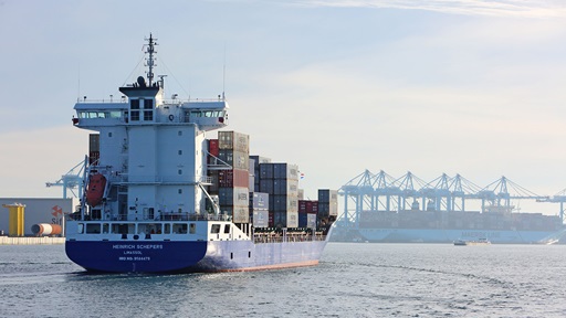 Vrachtschip in de haven.