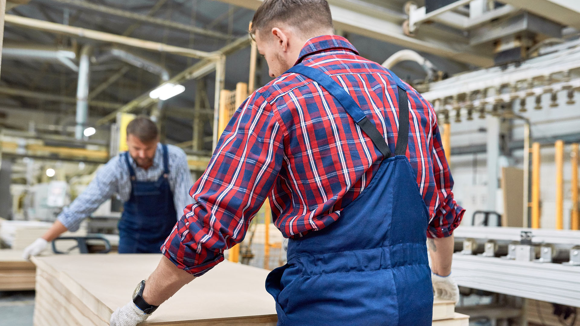  Twee mannen aan het werk met houten platen