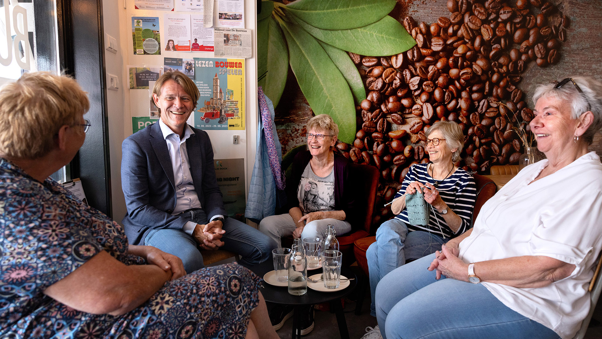 SER-voorzitter Kim Putters in gesprek in Cafe De Buurman in Hardinxveld-Giessendam 