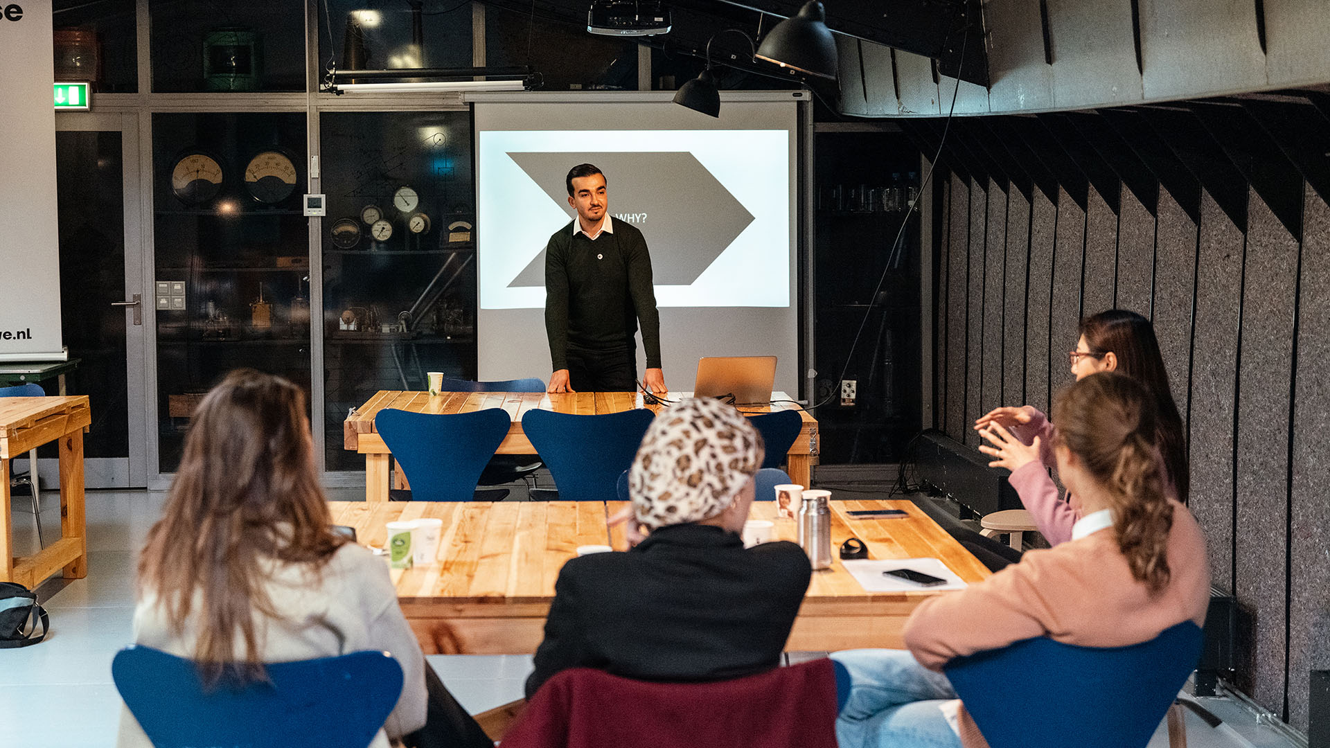 Mourad El Moussati doceert aan de Hogeschool Rotterdam