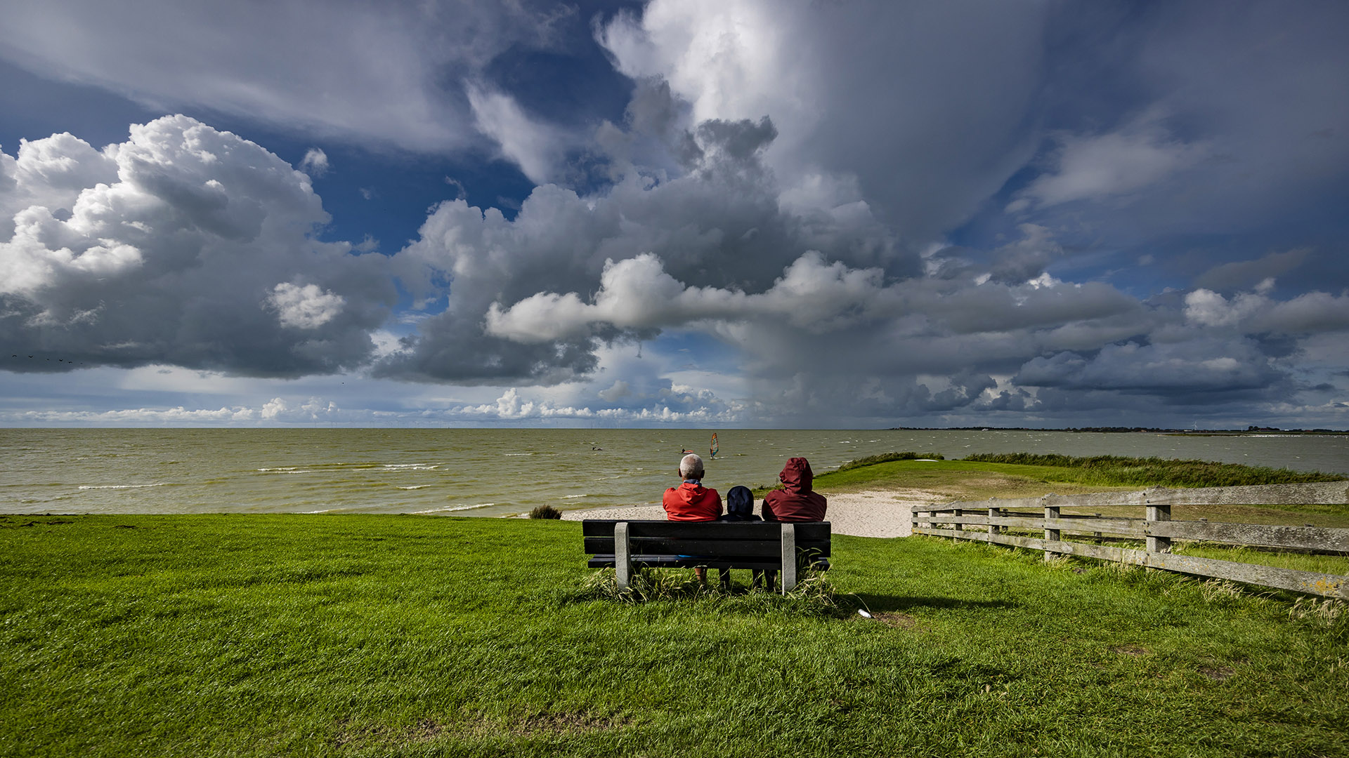 Wolkenpartijen boven het IJsselmeer