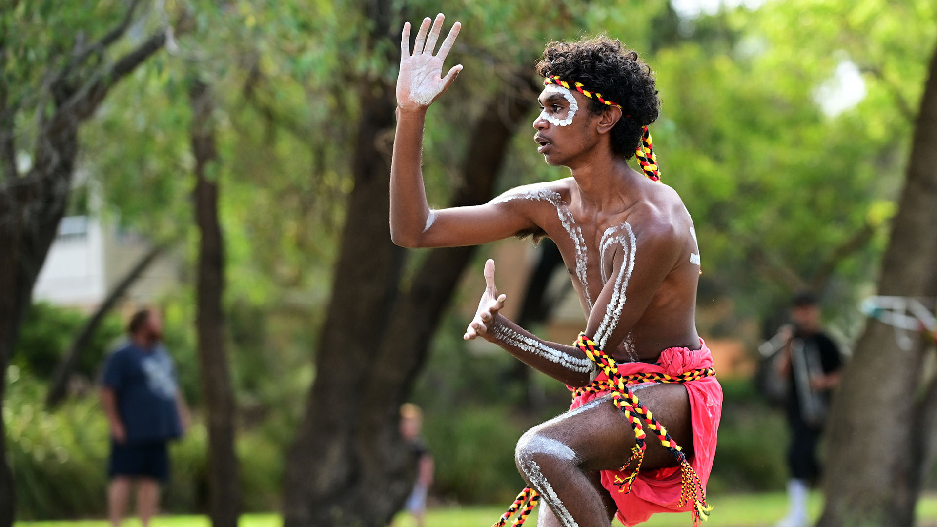 Aboriginal Australiërs dansen traditionele dans tijdens de viering van Australia Day 