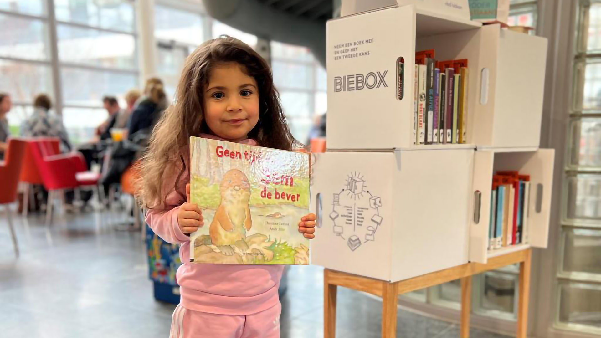 Biebox: meisje met hergebruikt bibliotheekboek 