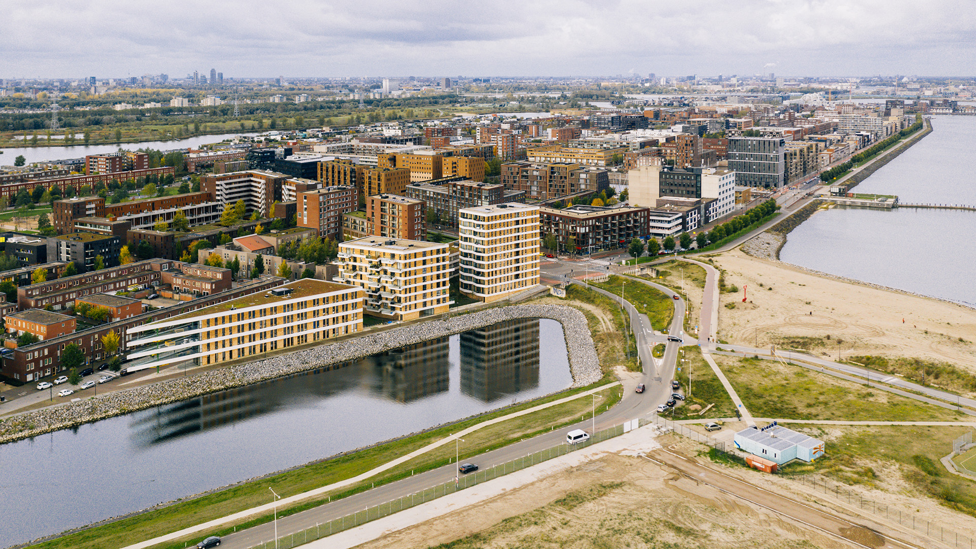 Bouwplaats in Amsterdam bij het Eiland van IJburg