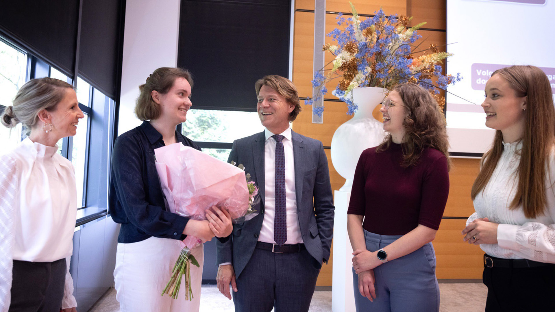 Karin van Swam-Toonen (genomineerde); Eveline Nales (winnaar); Kim Putters (SER-Voorzitter); Kim van Berkel (genomineerde); Julia Schreurs (Eervolle vermelding)