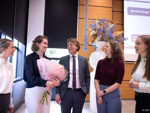 Karin van Swam-Toonen (genomineerde); Eveline Nales (winnaar); Kim Putters (SER-Voorzitter); Kim van Berkel (genomineerde); Julia Schreurs (Eervolle vermelding)