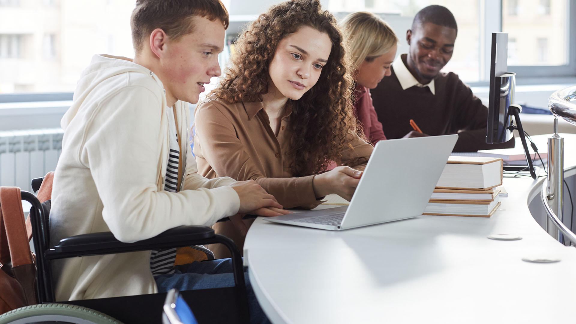 Studenten achter laptop en PC