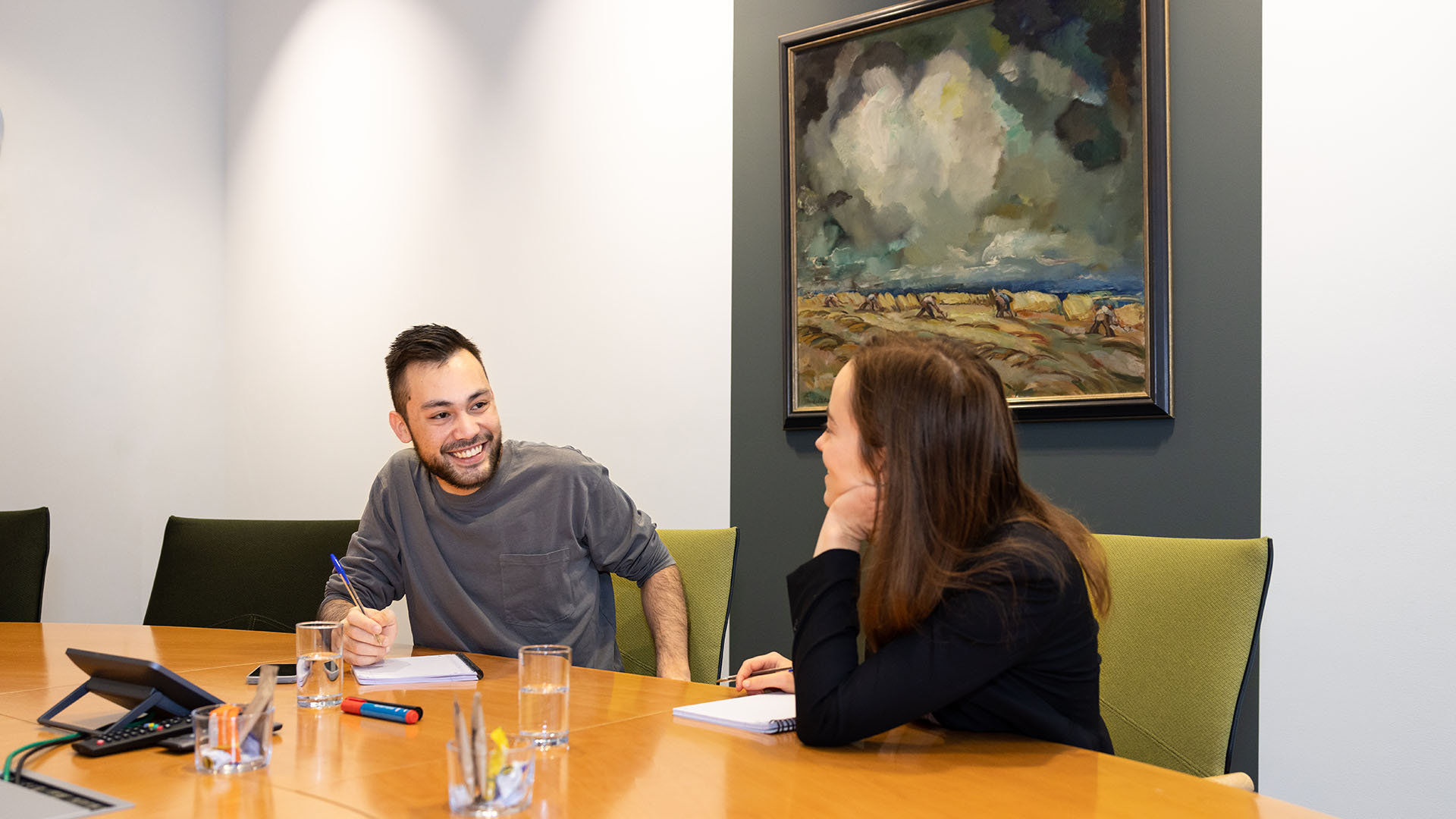 Iris Rietveld in gesprek met collega Timothy van der Linden