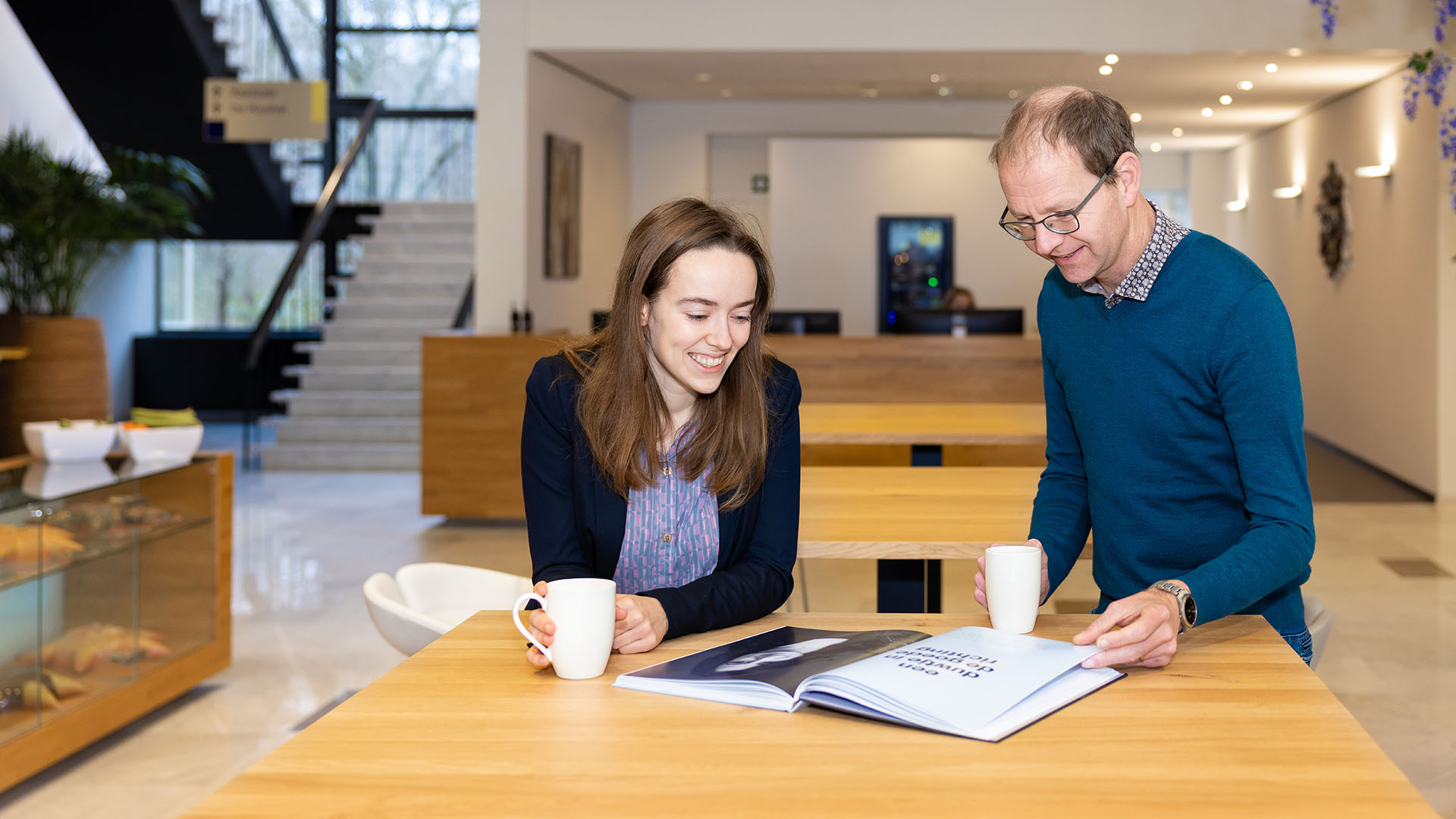 Sarah van Hugte  in gesprek met collega Riemer Kemper